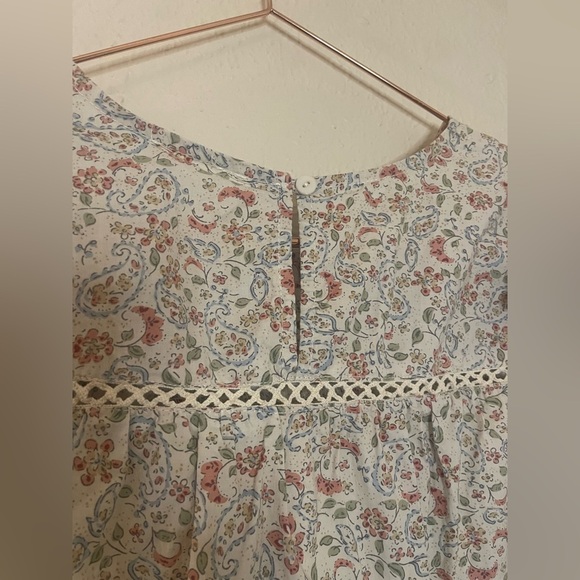 &Merci Elegant Floral Blouse with Lace Detail - Picture 6 of 8